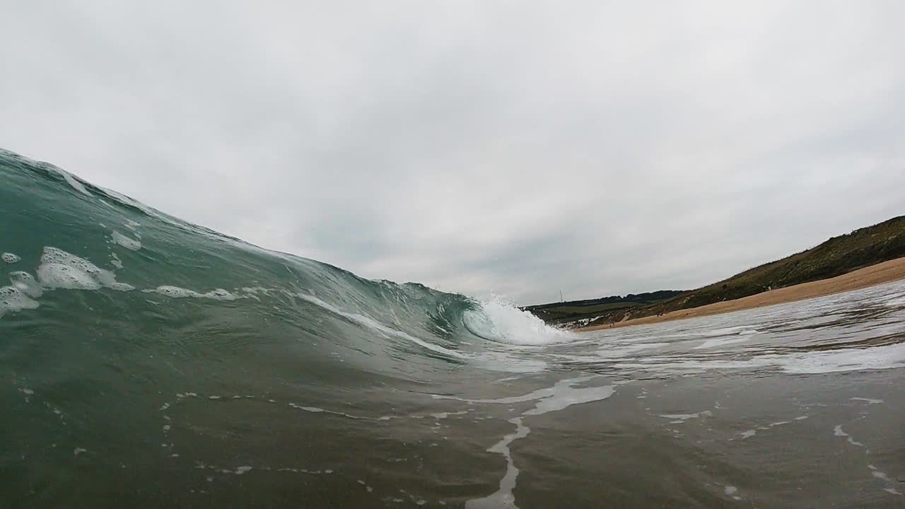 la ola de surf se rompe cuando la cámara se sumerge en el agua - imágenes en cámara lenta