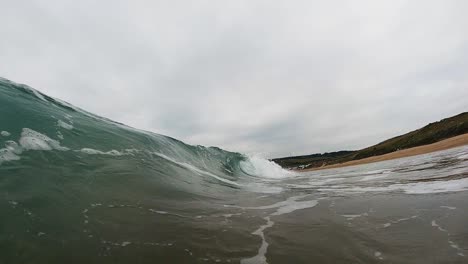 la ola de surf se rompe cuando la cámara se sumerge en el agua - imágenes en cámara lenta
