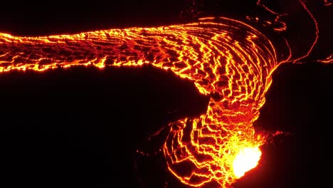 Ein-Fluss-Fließender-Lava-Aus-Einem-Ausbrechenden-Vulkan-In-Der-Nacht