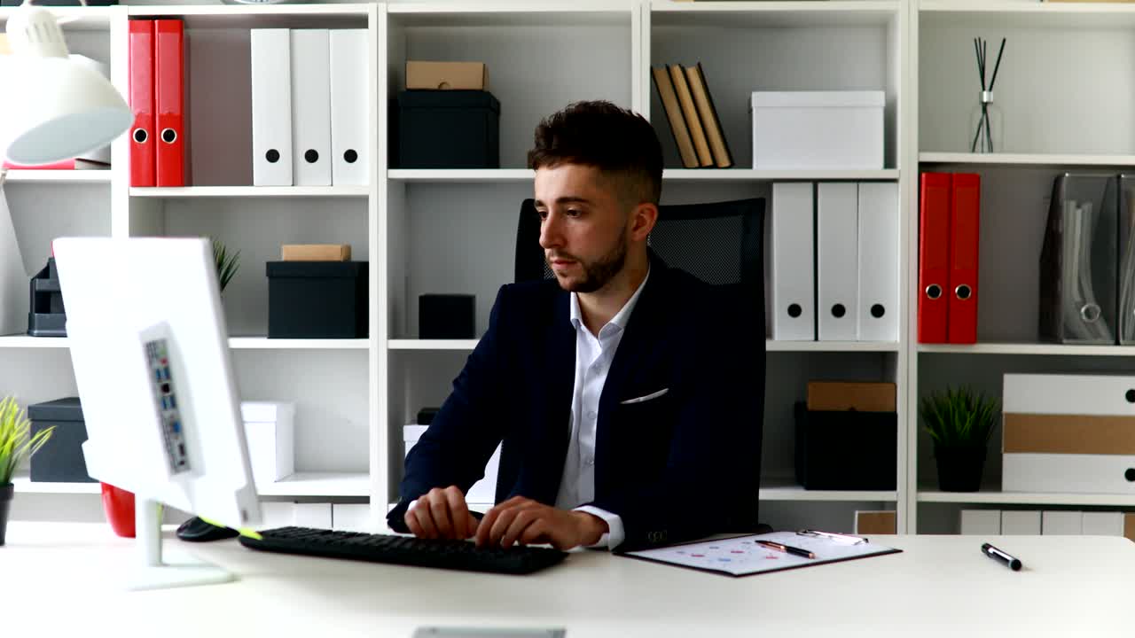 giovane uomo d'affari che lavora al computer in ufficio