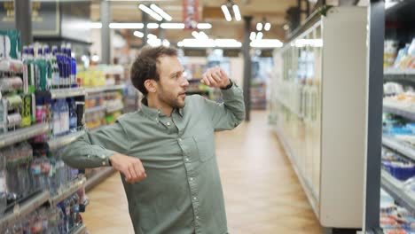 Hombre-En-Supermercado-Bailes-Positivos-En-Una-Tienda-De-Alimentos-Vacía