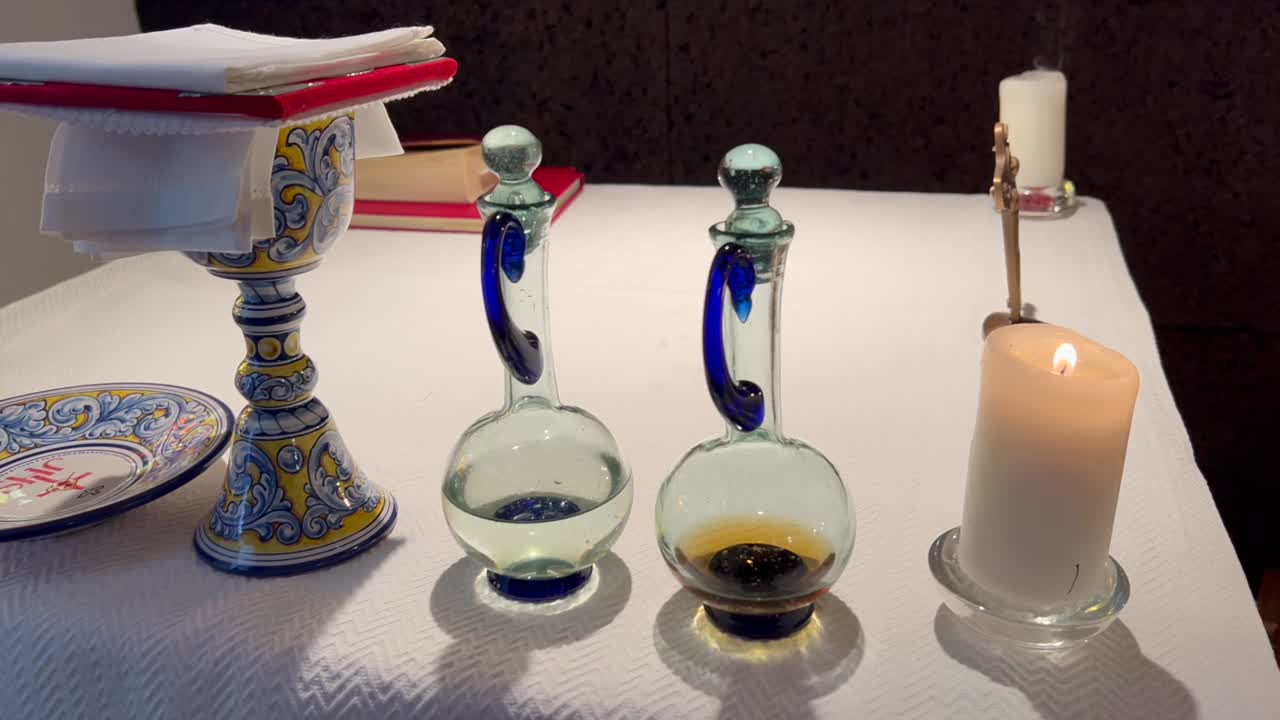 Jesus in life, it is his service that accompanies each Eucharist, in the consecration the promise of God that really remained in the bread and wine, with the love