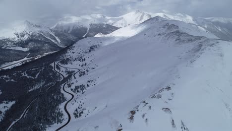 Tormenta-Avecinándose-Sobre-Los-Picos-En-Loveland-Pass,-Colorado