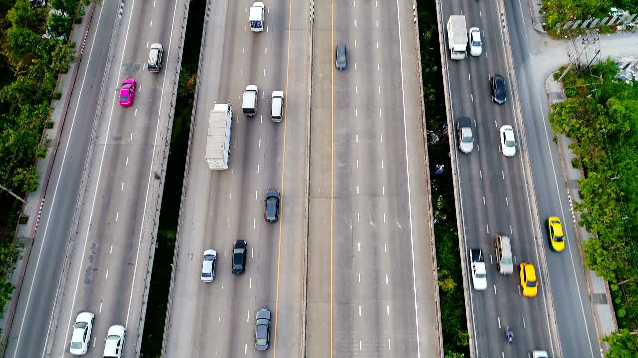 고속도로 교통을 공중에서 볼 수 있습니다.