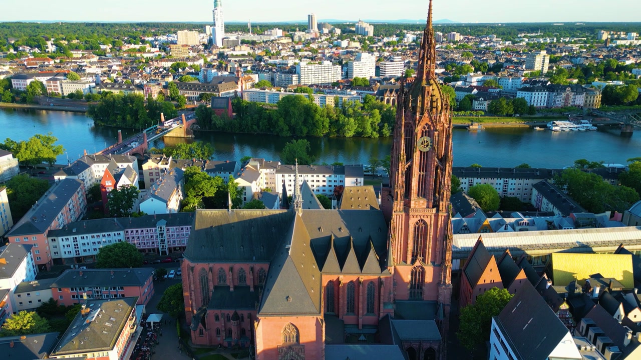 Vídeo em 4K de drone da Catedral Kaiserdom St. Bartholomäus em estilo gótico e da igreja Evangelische Dreikönigskirche no rio Main, no centro de Frankfurt, Alemanha
