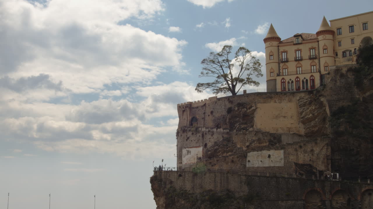 icónica arquitectura histórica de la ciudadela en la curva en el camino, amalfi italia, día soleado