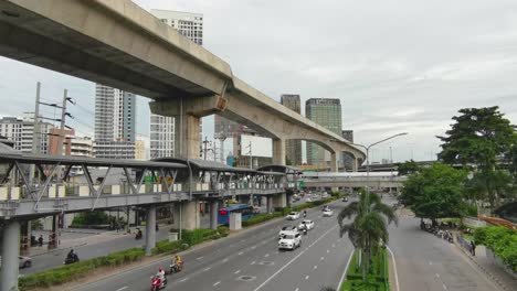 BTS-Skytrain-Und-Gehweg-Mit-Straßenverkehr-Unten-In-Lat-Phrao,-Bangkok,-Thailand