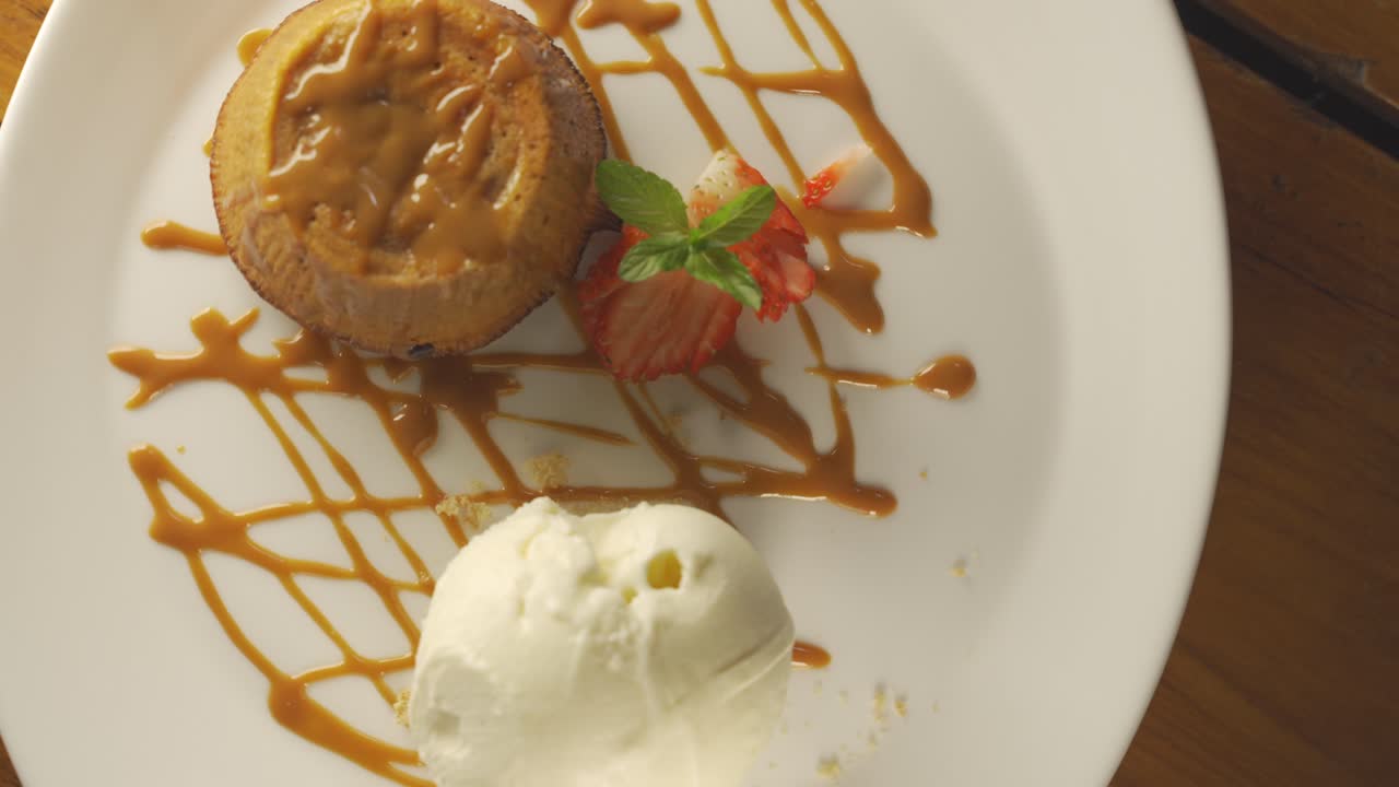 둘세 데 레체가 있는 회전판, 아이스크림과 딸기 장식을 곁들인 캐러멜 화산, 클로즈업 - 상위 뷰