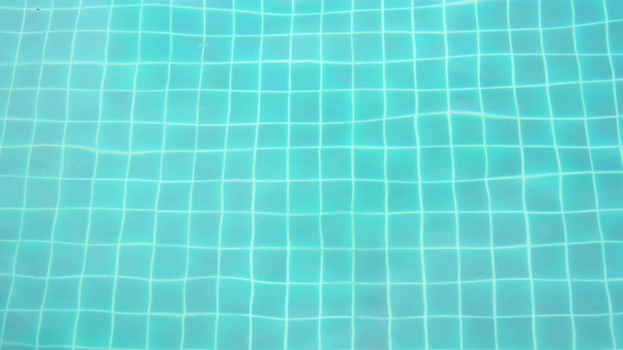 Air di kolam, pemandangan dari atas