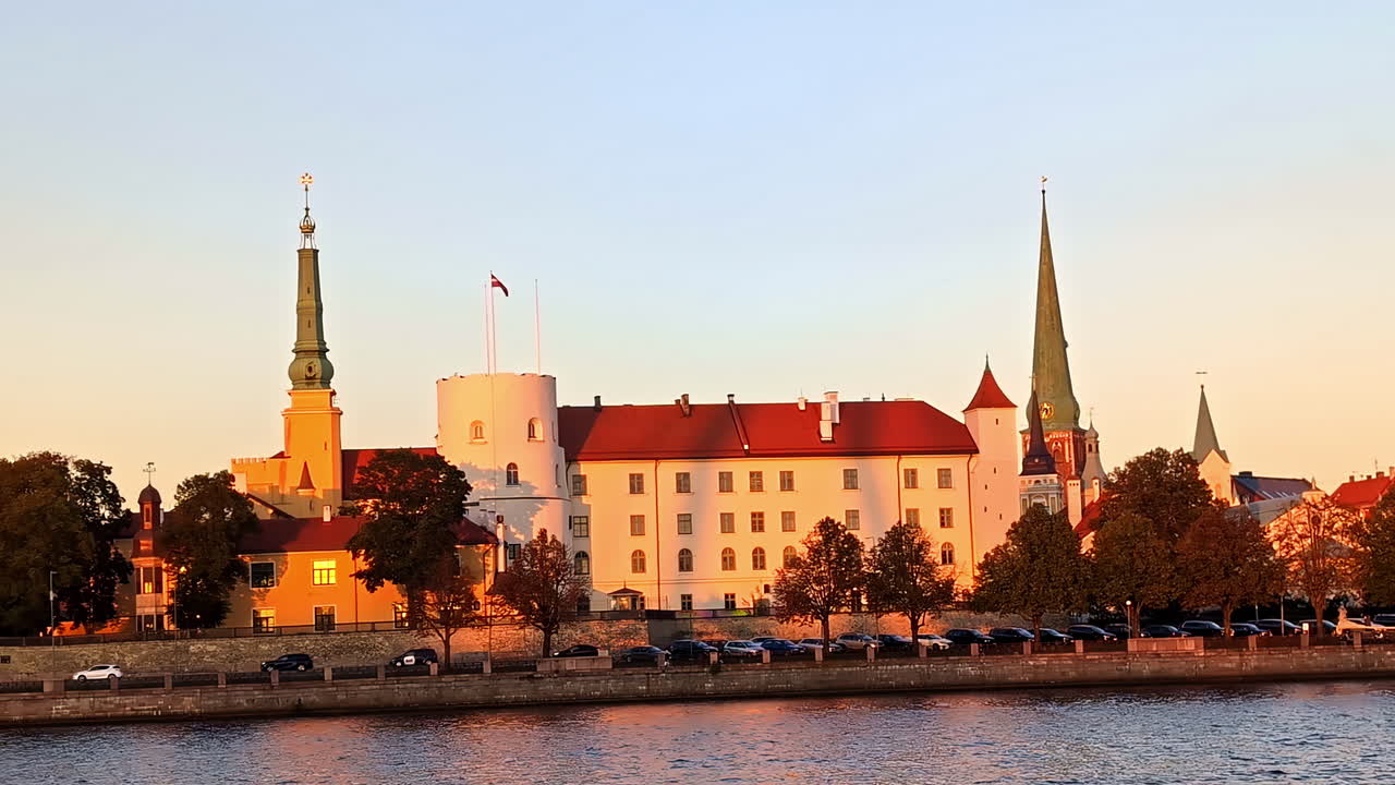 Castello di Riga sulle rive del fiume Daugava a Riga, la capitale della Lettonia