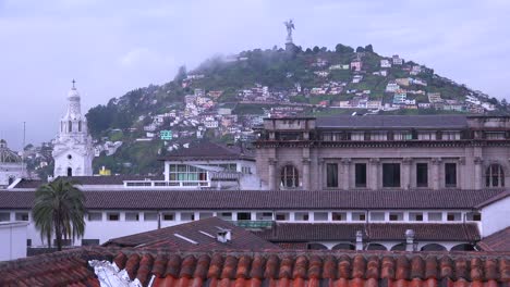 Las-Nubes-Se-Ciernen-Sobre-Los-Tejados-Y-Las-Laderas-De-Quito,-Ecuador.