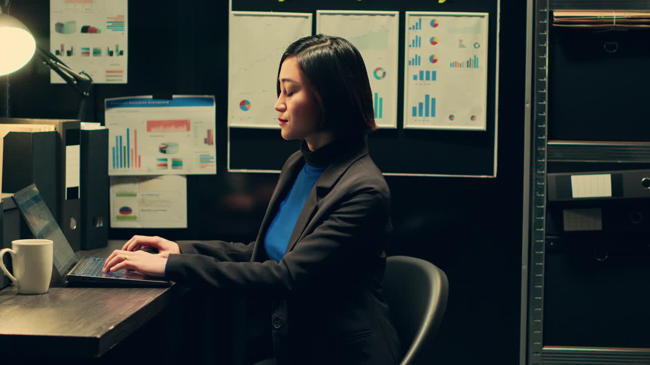 inspector privado asiático examinando materiales archivados y carpeta