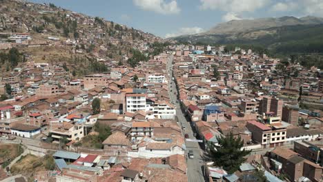 Lowering-aerial-view-of-Cuzco,-Peru