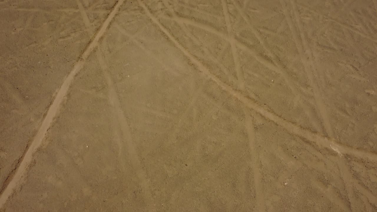 사막의 모래 언덕에서 오가는 오토바이 운전자