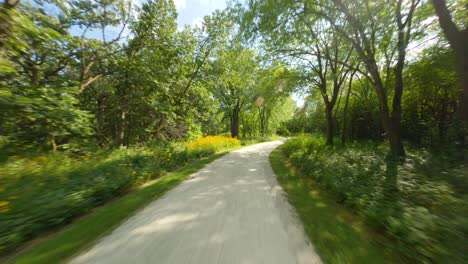 Andar-En-Bicicleta-Y-Correr-Por-Un-Sendero-De-Piedra-Caliza-Triturada