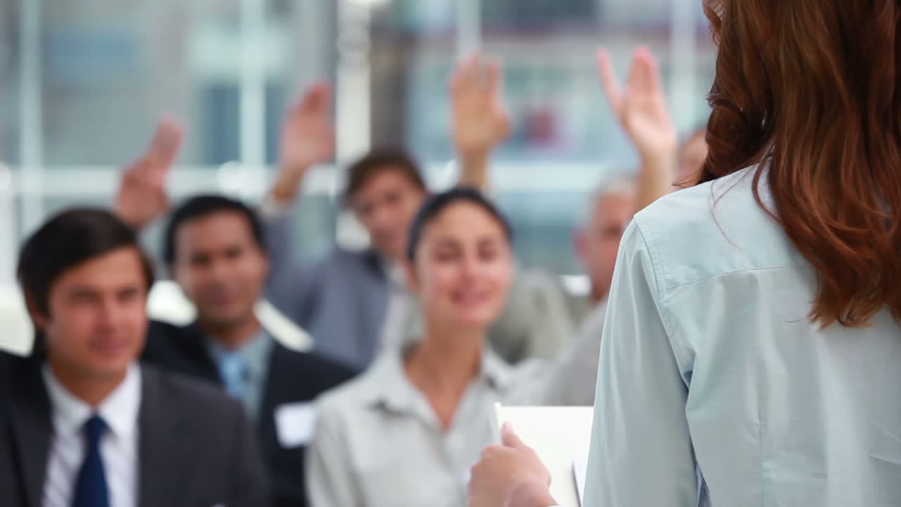 personas de negocios con las manos levantadas