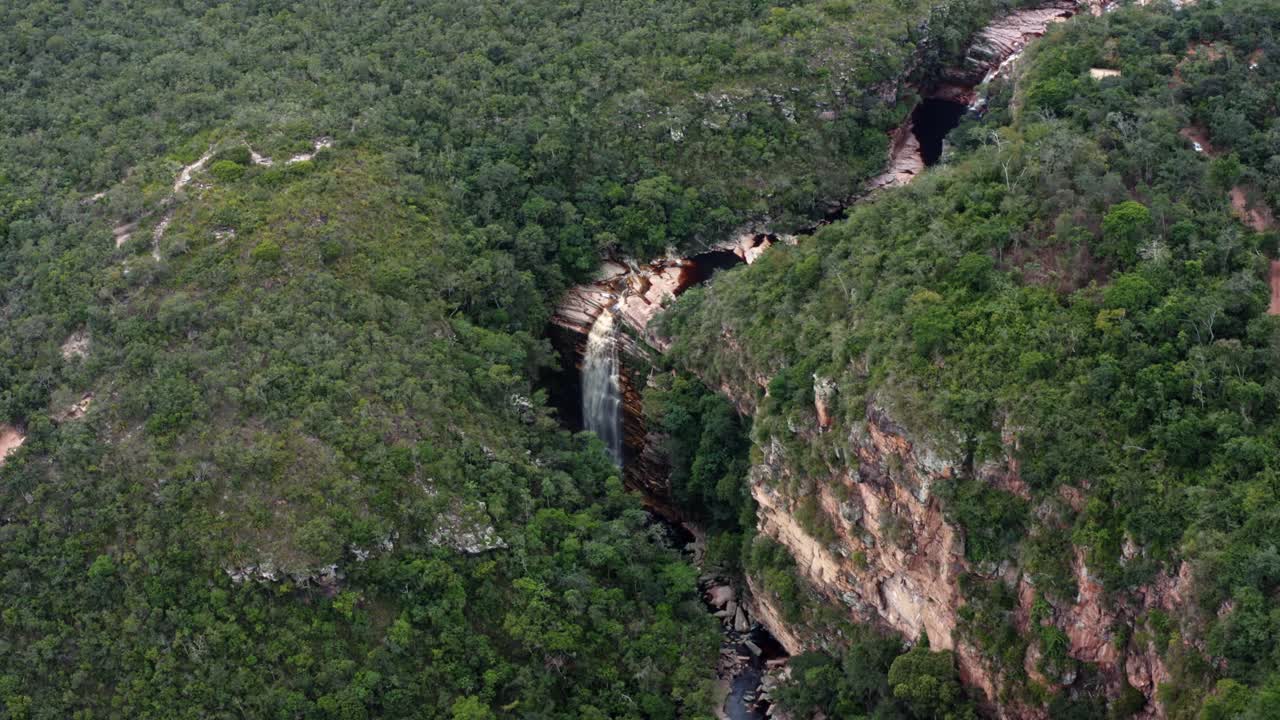 toma aérea de drones de las increíbles cataratas de mosquitos rodeadas de selva tropical y acantilados en el parque nacional chapada diamantina en el noreste de brasil en un cálido y soleado día de verano