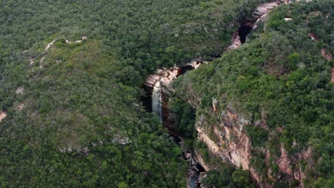 Weitwinkelaufnahme-Der-Unglaublichen-Mückenfälle,-Umgeben-Von-Tropischem-Dschungel-Und-Klippen,-Im-Nationalpark-Chapada-Diamantina-Im-Nordosten-Brasiliens-An-Einem-Warmen,-Sonnigen-Sommertag