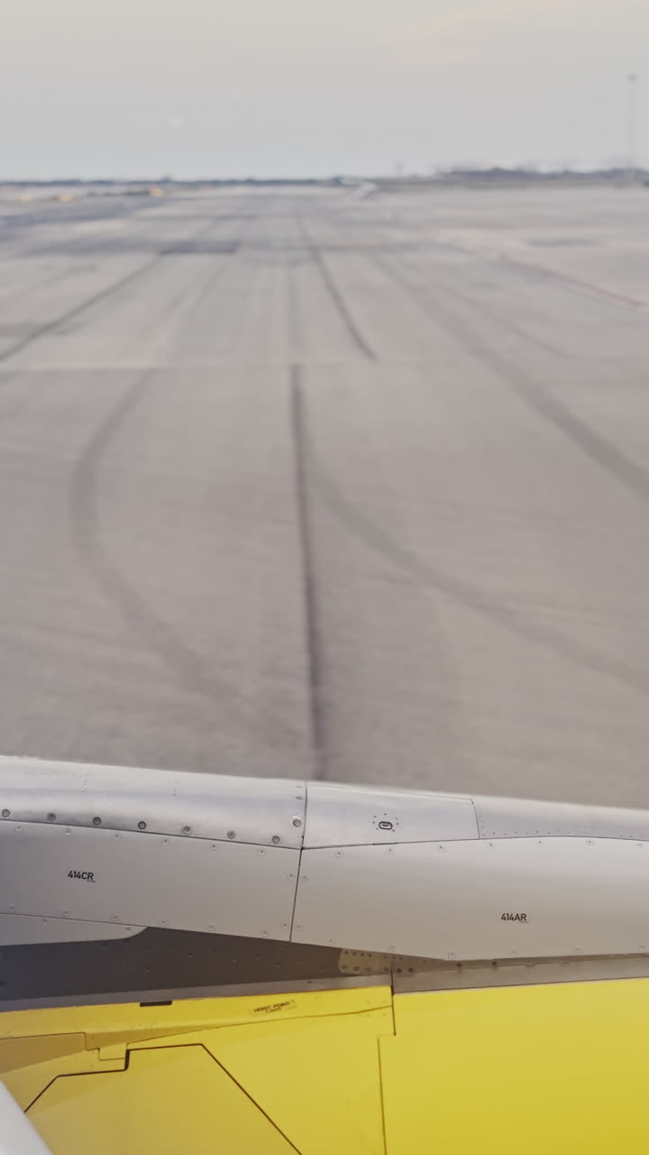 vista desde una ventana del avión mientras aterriza en el aeropuerto disparado en vertical