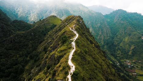 vista aérea de una colina de montaña en nepal