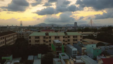 elevándose sobre da nang al atardecer