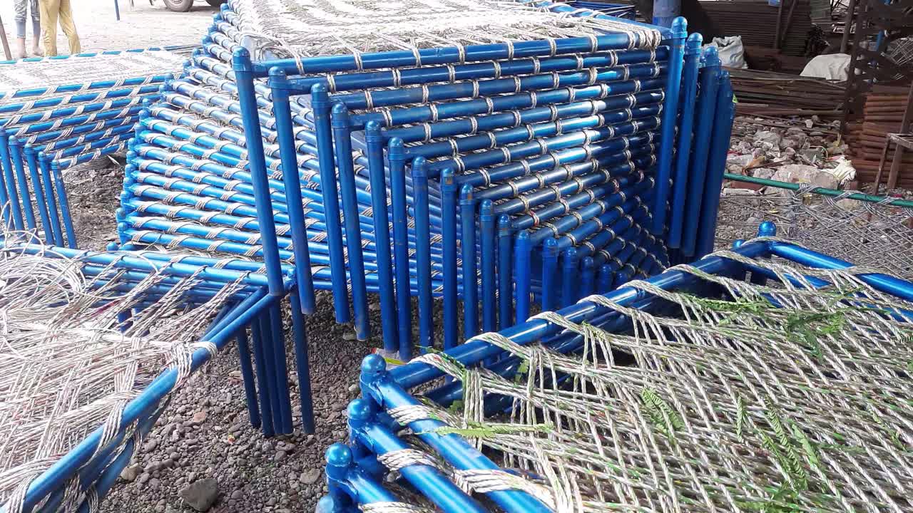 un montón de cama de cuerda o khatiya en godown