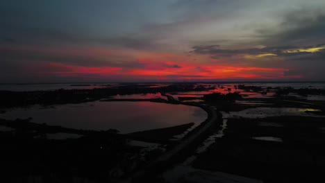 dolly hacia atrás disparó por encima de bholaganj durante una puesta de sol vibrante