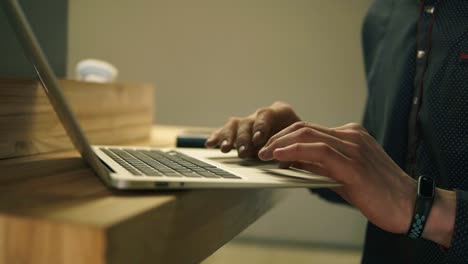 Männliche-Hände,-Die-Etwas-Auf-Der-Laptop-tastatur-Eingeben-Und-Webseiten-Scrollen