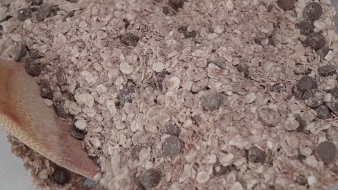 근접 촬영, 초콜릿 칩 오트밀 건포도 쿠키의 건조 재료 혼합