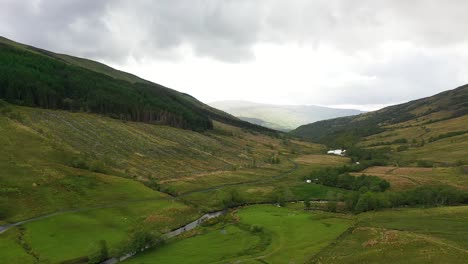 hermosa vista de las tierras altas escocesas