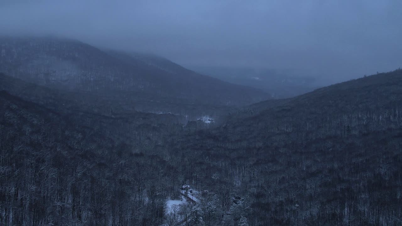Belas imagens aéreas de drone das Montanhas Apalaches cobertas de neve à noite