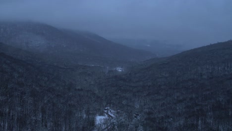 Hermosas-Imágenes-De-Video-De-Drones-Aéreos-De-Las-Montañas-De-Los-Apalaches-Cubiertas-De-Nieve-Por-La-Noche-Durante-La-Noche