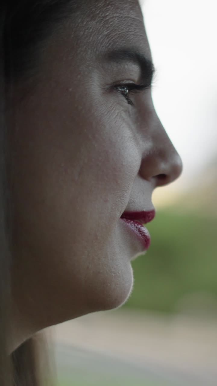 Profil Wanita dengan Lipstik Merah