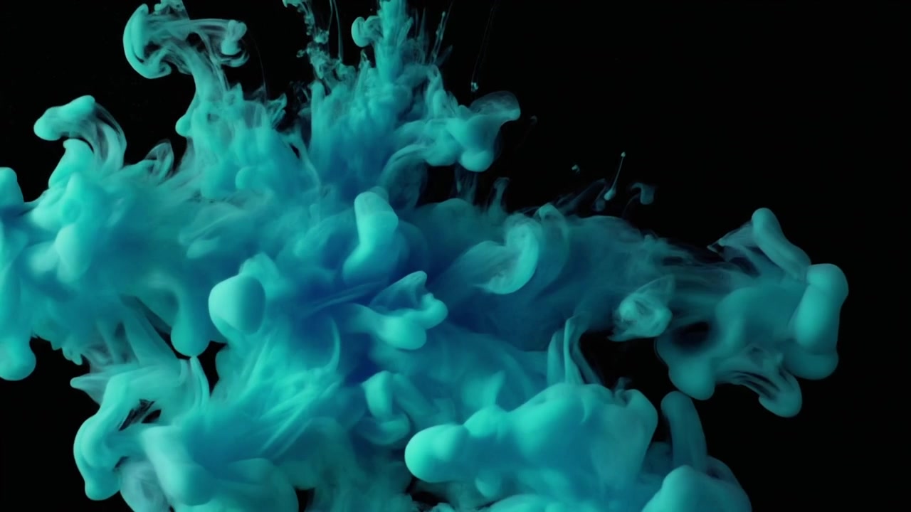 Nuvola di Inchiostro Turchese che si Dissolve nell'Acqua su Sfondo Nero