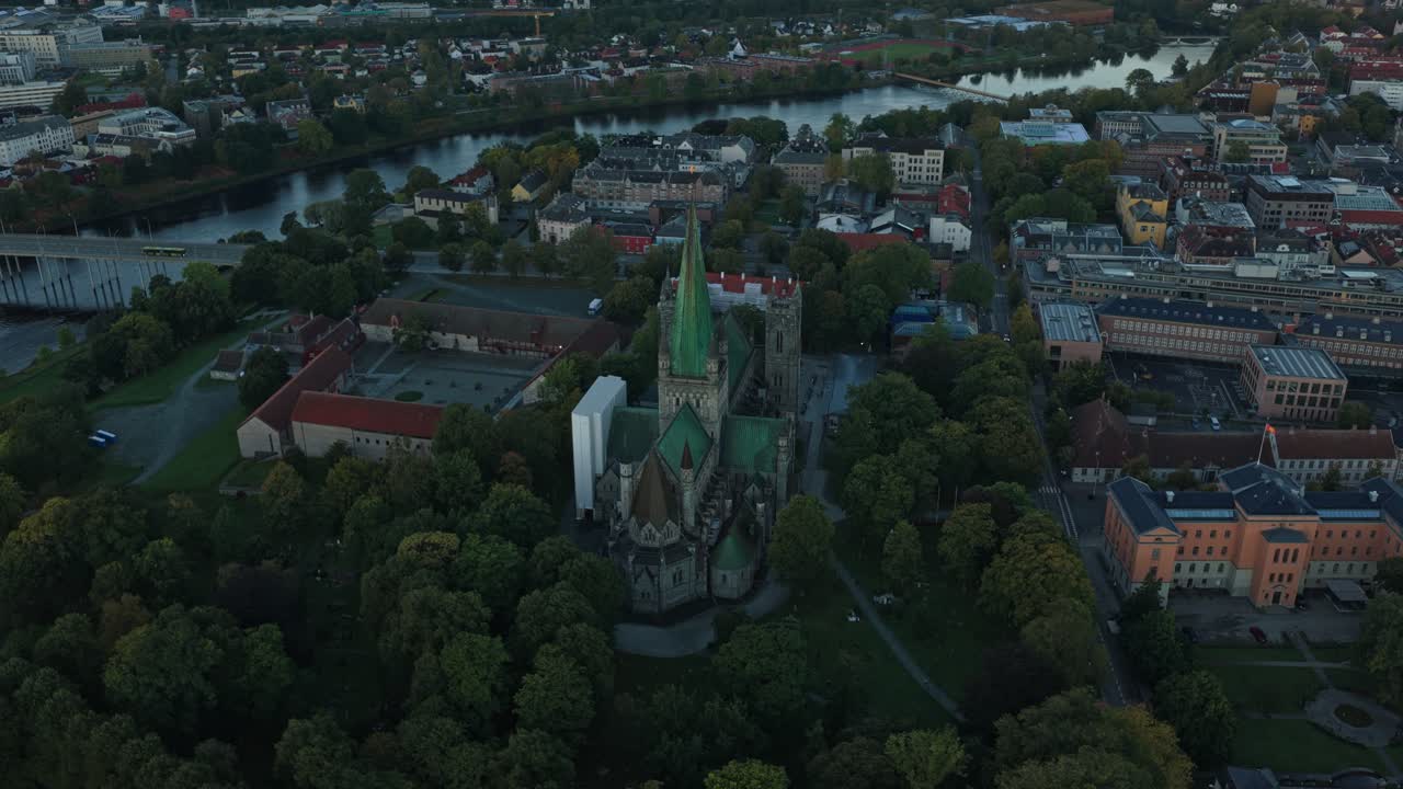 Ripresa aerea della chiesa di Nidarosdomen nel centro di Trondheim, Norvegia