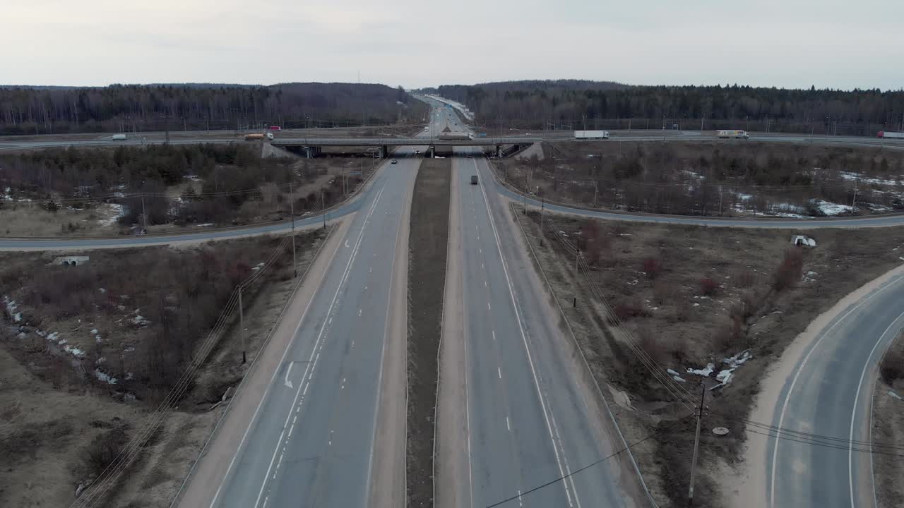 숲 속 의 구름 은 봄 저녁 에 오버브리지 를 가진 자동차 교차로