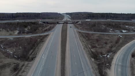 un intercambio de coches con un paso elevado en una noche nublada de primavera en el bosque