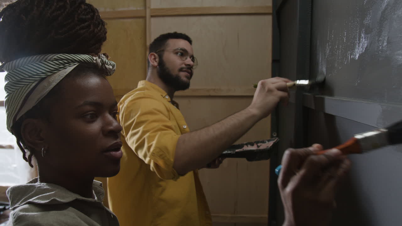 пара рисует стену вместе