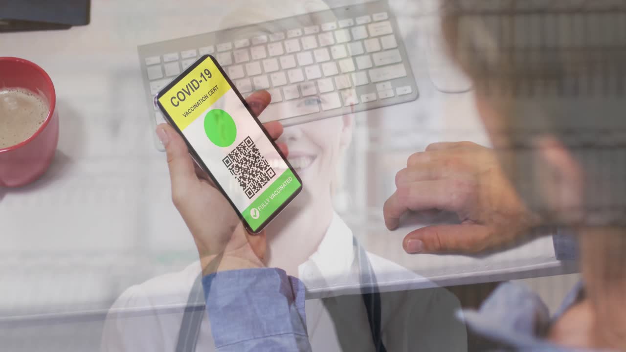 hombre sosteniendo un teléfono inteligente con código qr en la pantalla contra la panadera sonriendo en la tienda de pasteles