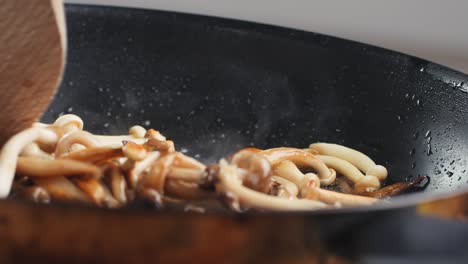 cocinar setas en una sartén