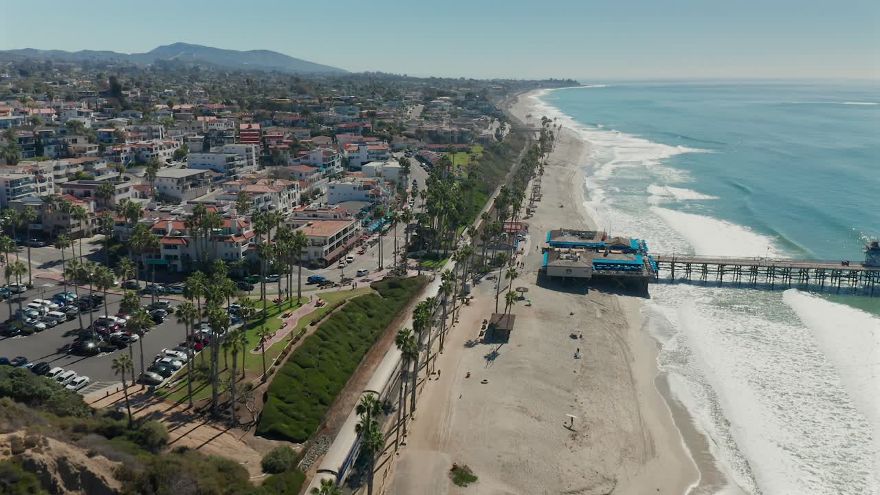 캘리포니아 산 클레멘테를 통과하는 암트랙 열차의 조감도