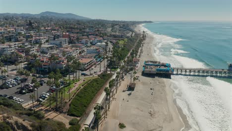 vista aérea de un tren amtrak moviéndose a través de san clemente, california