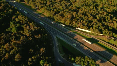 Antena-Del-área-De-Descanso-De-Semirremolques-En-Florida-Con-Autopistas,-Camioneros-De-Larga-Distancia-Y-Viajeros-Que-Pasan-Por-El-Estado-Del-Sol.