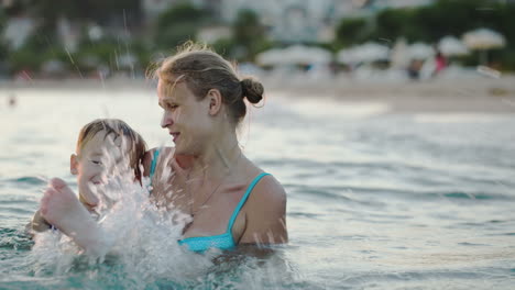 Niño-Divirtiéndose-Con-Su-Madre-En-El-Mar