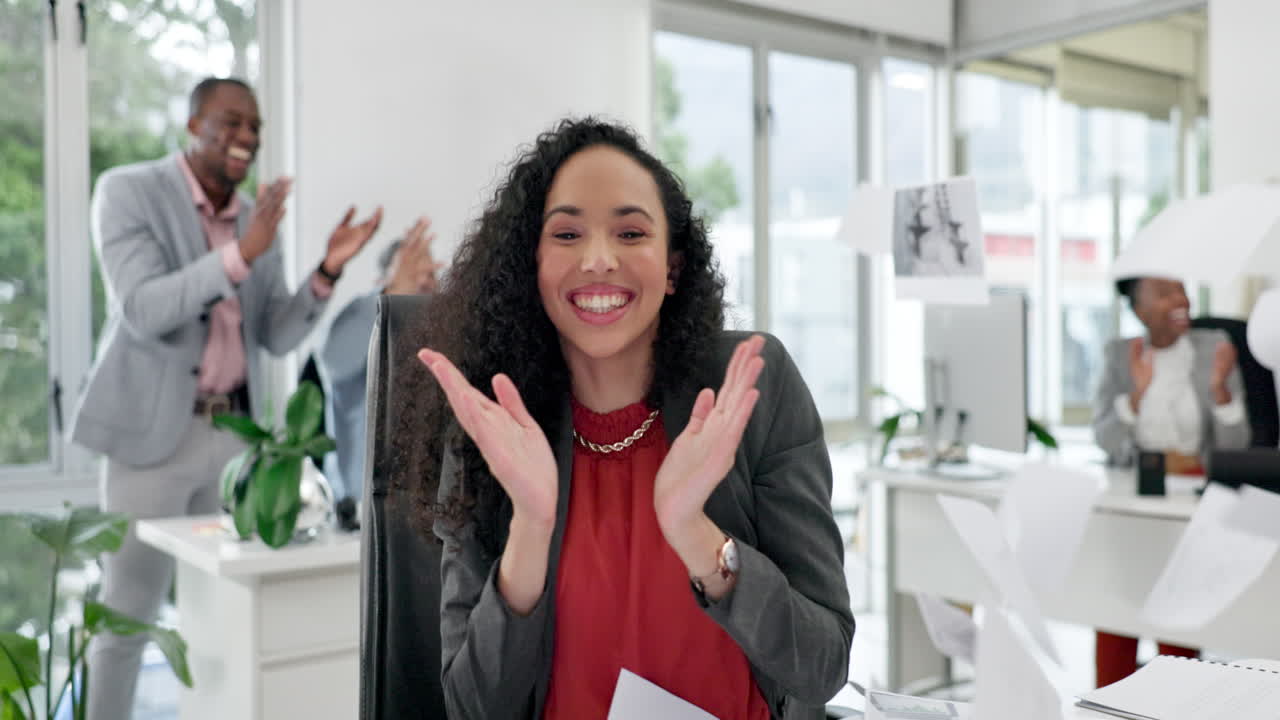 documentos en el aire, ganador y gente de negocios