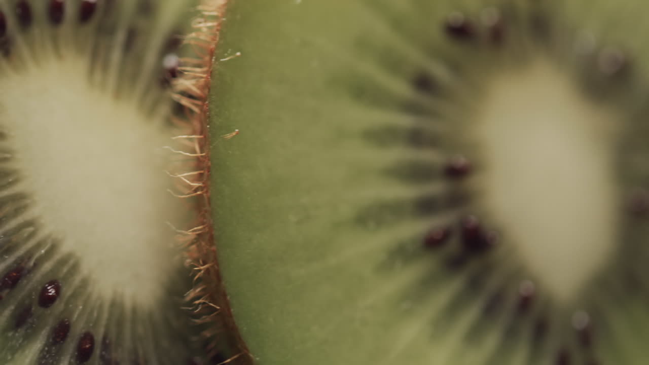 micro vídeo de primer plano de rebanadas de fruta de kiwi con espacio de copia