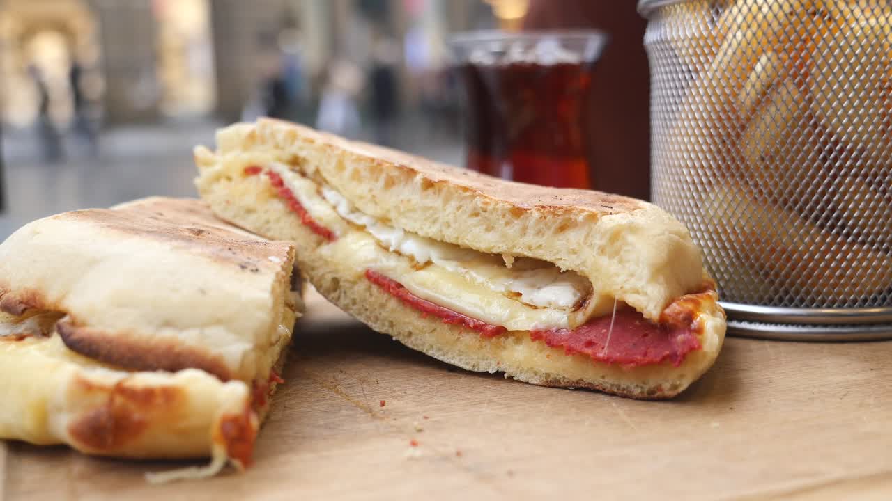 sándwich turco a la parrilla con queso, tomates y patatas fritas