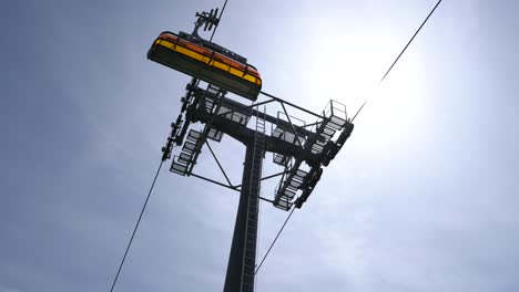 Low-Angle-Kameraaufnahme-Mit-Blick-Auf-Die-Sessellift-Seilbahn-Mit-Blauem-Himmel