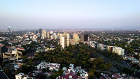 Tiro-De-Elevación-De-Un-Dron-Del-Sur-De-La-Ciudad-De-México-Durante-Un-Día-Altamente-Contaminado