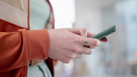 mujer, manos y desplazamiento en el teléfono inteligente en casa